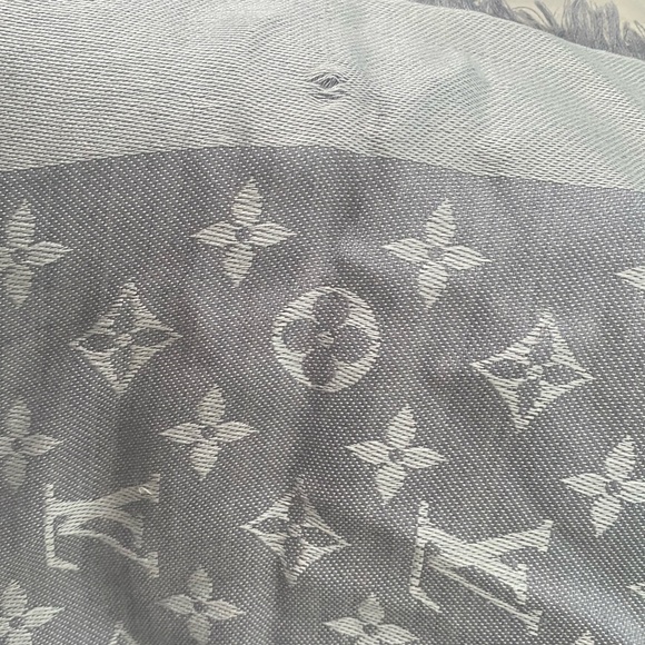 Louis Vuitton monogram shawl (scarf) - Picture 5 of 8